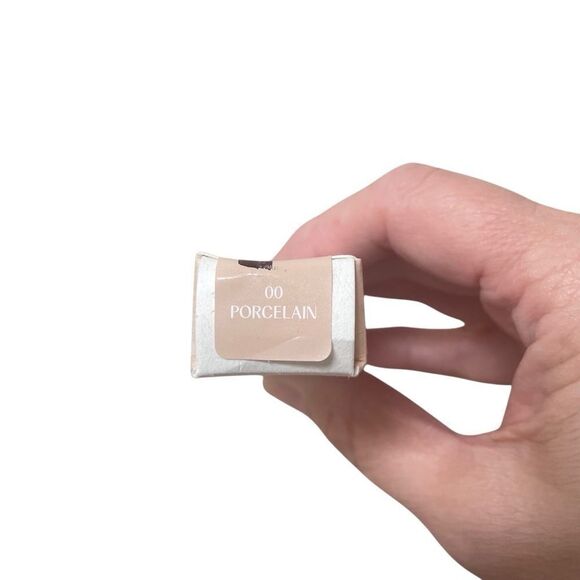 GloWish Bright Light 00 Huda Beauty Hydrating Sheer Concealer 00 porcelain .35ML - Picture 2 of 8